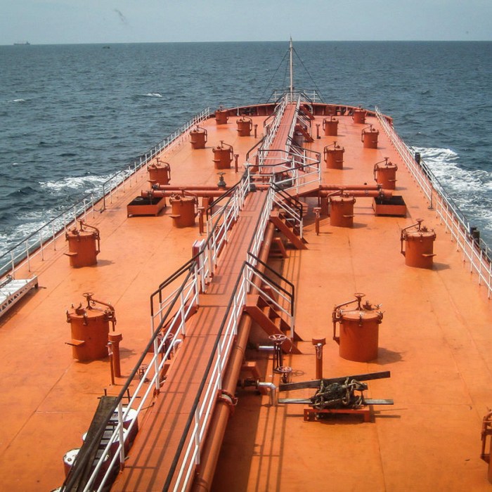 Analisa Tubrukan Pada Lambung Kapal Self Propelled Oil Barge (Spob) 5000 Dwt Dengan Jetty Menggunakan Metode Elemen Hingga